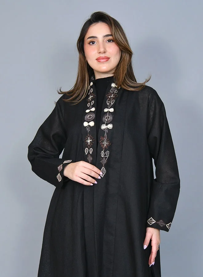 HAWRAA ABAYA Elegant black abaya with refined embroidered details, featuring a quarter-cloche silhouette